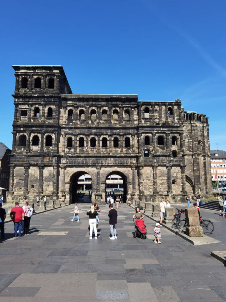 Zählt zu den bekanntesten Deutschland Sehenswürdigkeiten: Porta Nigra in Trier